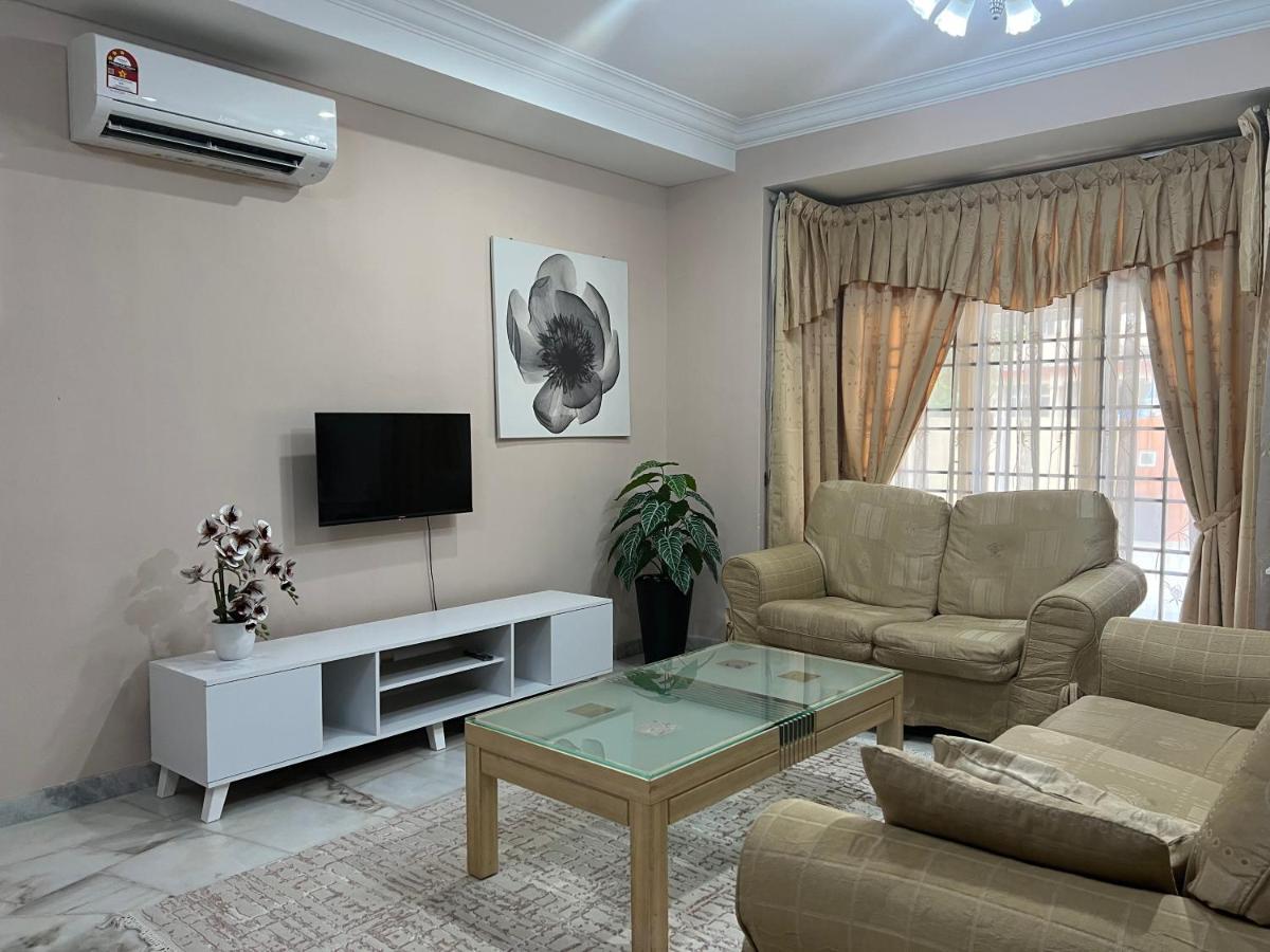 D'Lestari Homestay Seri Kembangan Bagian luar foto