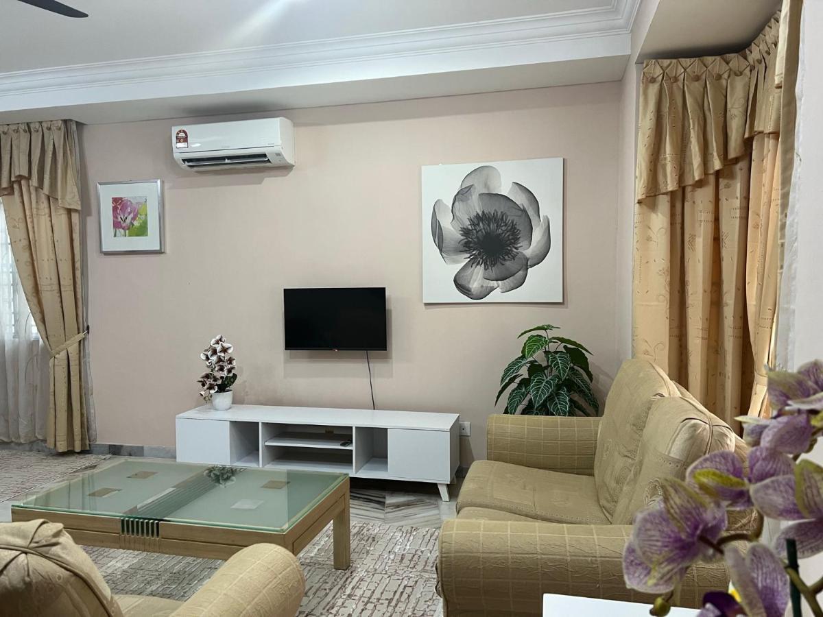 D'Lestari Homestay Seri Kembangan Bagian luar foto