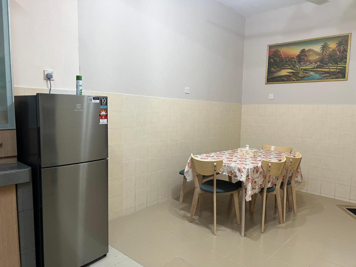 D'Lestari Homestay Seri Kembangan Bagian luar foto