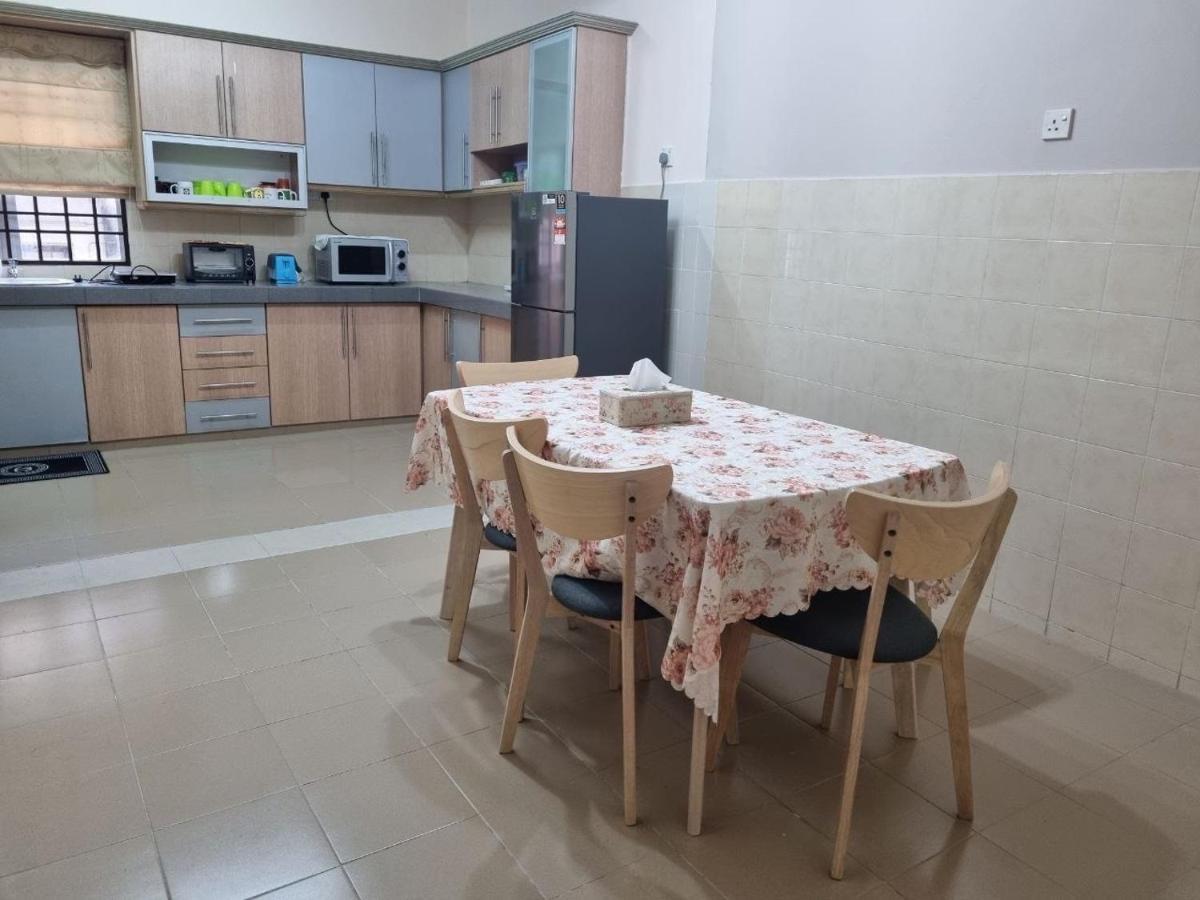 D'Lestari Homestay Seri Kembangan Bagian luar foto